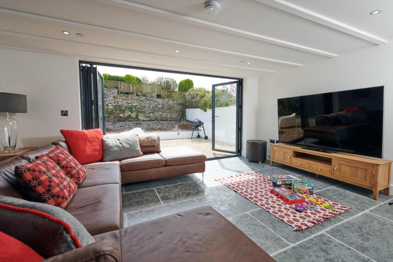 Rhif Un- Premium Cottage With Log Burner & Private Courtyard Laugharne Exterior photo